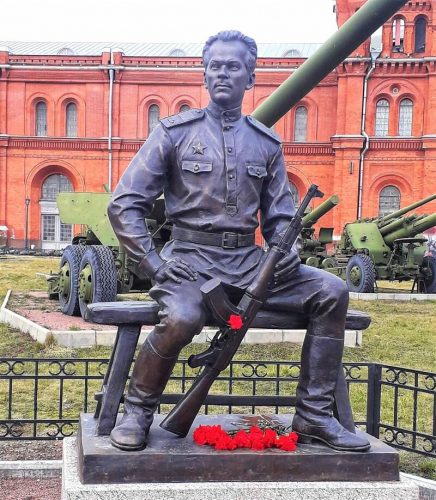 Памятник выдающемуся русскому оружейнику Михаилу Тимофеевичу Калашникову