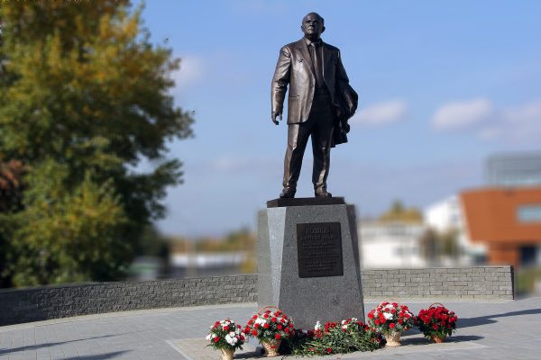 Памятник выдающемуся конструктору ракетно-космической техники, Дважды Герою Социалистического Труда Дмитрию Ильичу Козлову