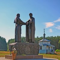 Памятник Петру и Февронии Муромским, установлен в селе Ласково, Рязанского района, Рязанская область.