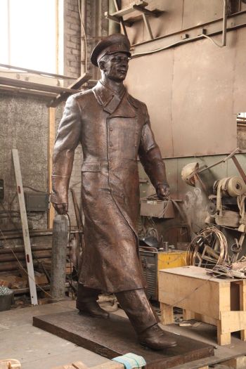 Художественное литье из бронзы. Ю.А.Гагарин. Фигура в полный рост. Автор - Равиль Юсупов.