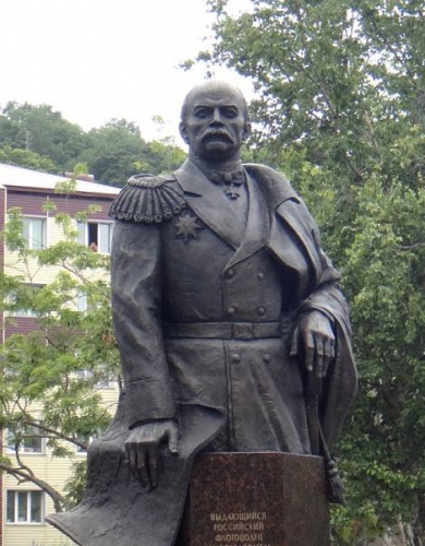 Памятник адмиралу Геннадию Невельскому. Установлен в г.Корсаков (о.Сахалин)