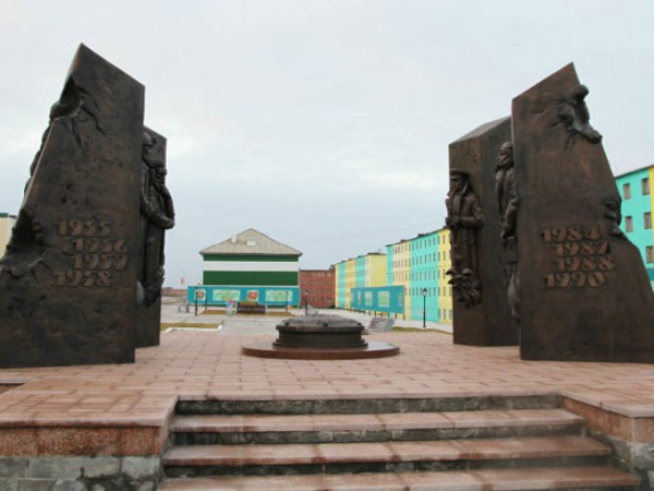 Монумент «Создателям ядерного щита России» установлен в поселке Белушья Губа (Архангельская область) на Новой Земле.