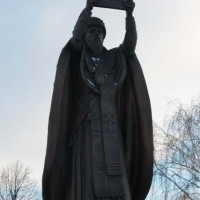 Памятник святителю Гурию Казанскому.Установлен на территории Свято-Троицкого мужского монастыря г.Чебоксары
